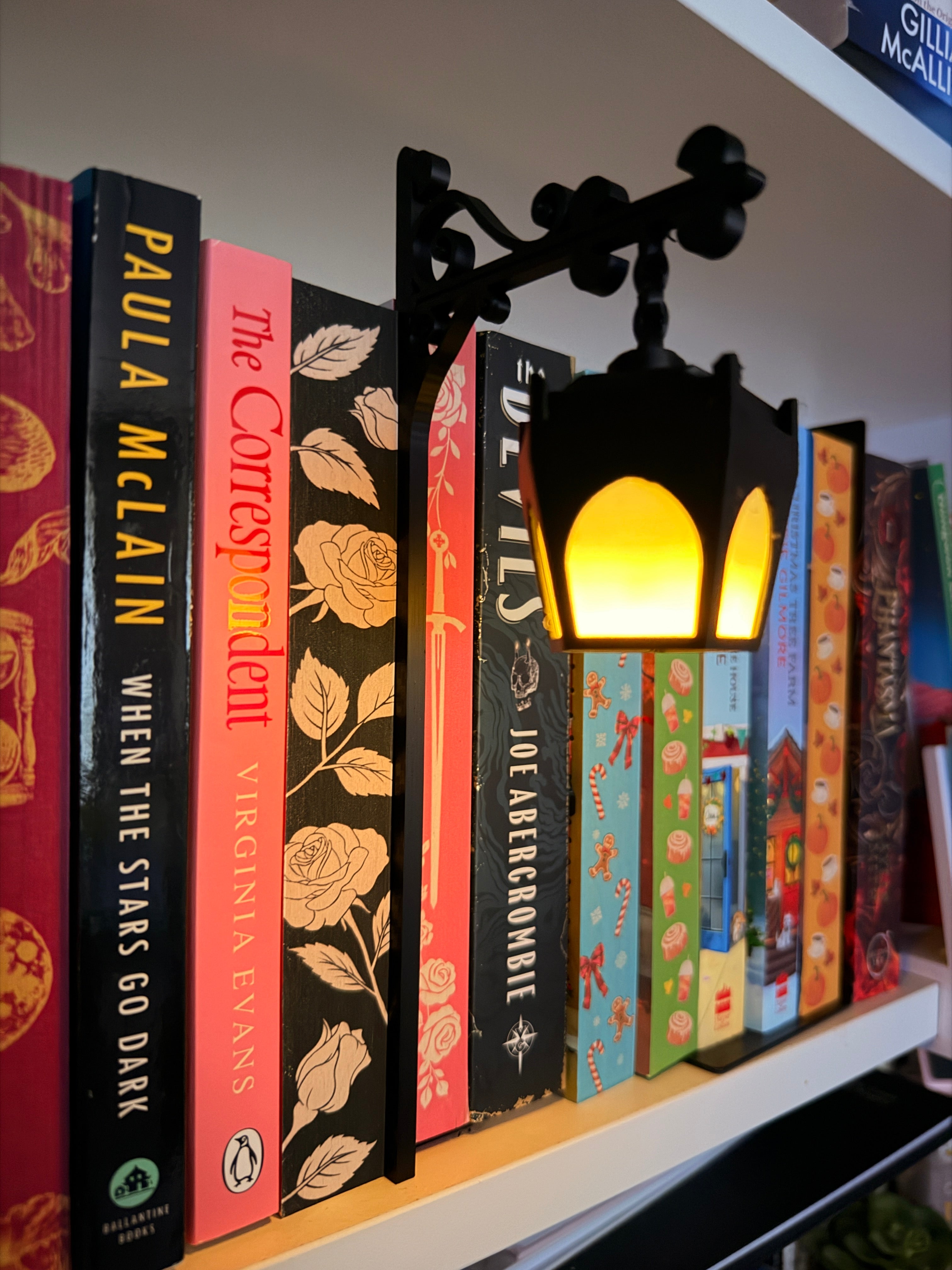 Bookshelf lamp